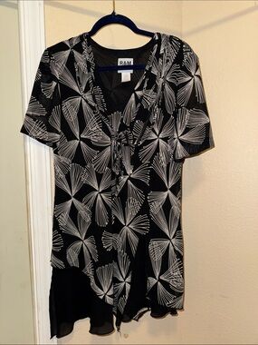 R&M Richards White and Black Tunic Top